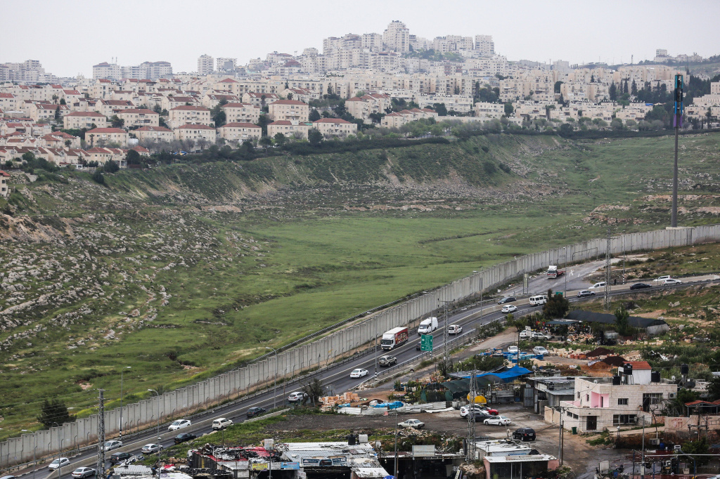 Blick über die Mauer der israelischen Sperranlage von Hizma im Westjordanland auf Jerusalem (Israel). (Foto: KNA)