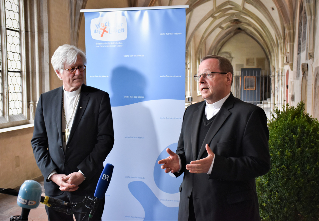 Heinrich Bedford-Strohm (l.), Ratsvorsitzender der Evangelischen Kirche in Deutschland (EKD), und Georg Bätzing, Vorsitzender der Deutschen Bischofskonferenz (DBK), während der Eröffnung der "Woche für das Leben" am 17. April 2021 in Augsburg. (Foto: KNA)