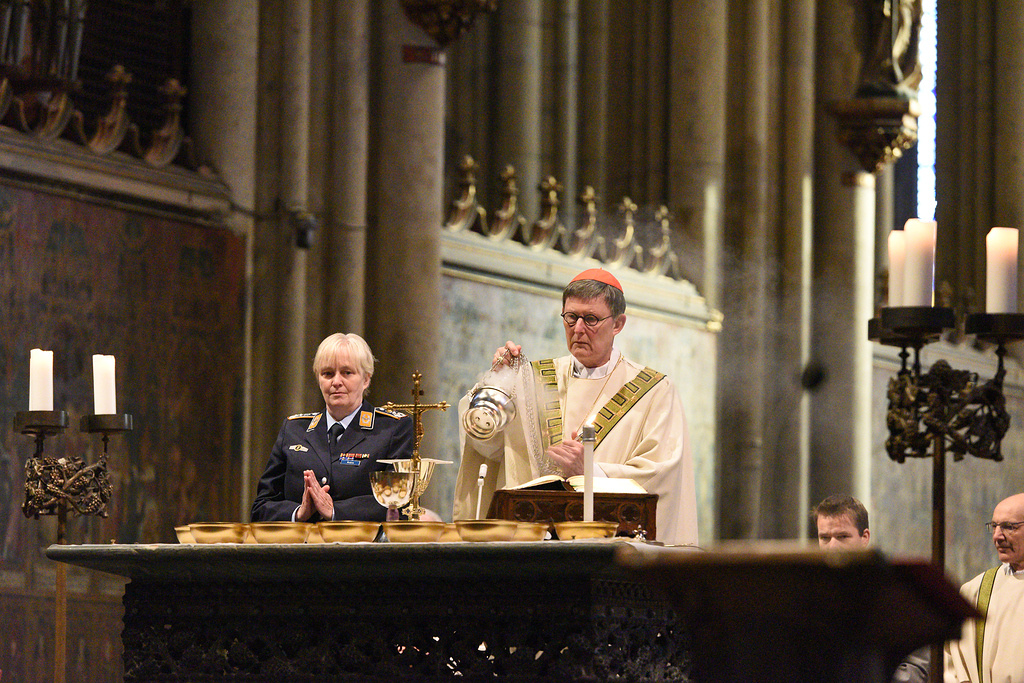 Kardinal Rainer Maria Woelki, Erzbischof von Köln, inzensiert den Altar mit Weihrauch beim Internationalen Soldatengottesdienst am 19. Januar 2017 im Kölner Dom. Neben ihm steht eine Soldatin. (Foto: KNA)