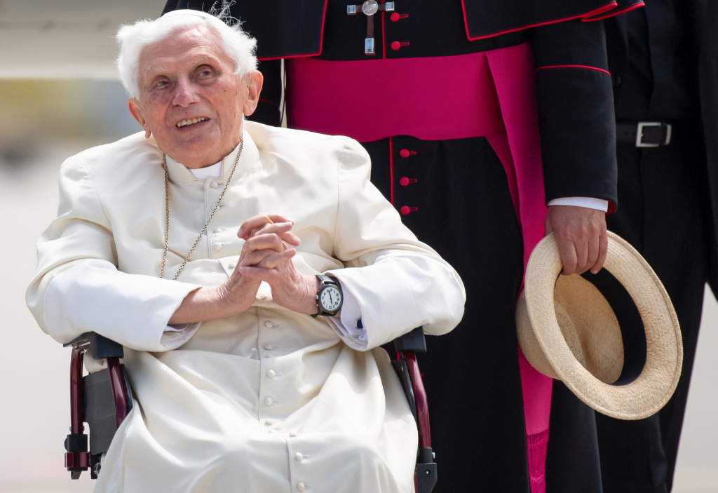 Der emeritierte Papst Benedikt XVI. im Rollstuhl am 22. Juni 2020 am Flughafen München in Freising vor dem Abflug nach Rom. (Foto: KNA)