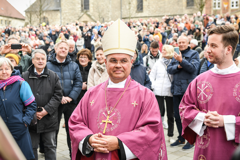 Udo Markus Bentz, Erzbischof von Paderborn, vor seiner Amtseinführung beim Einzug in den Dom. (Foto: KNA)