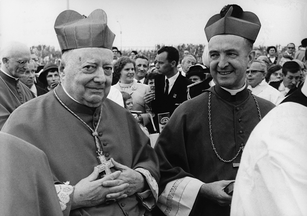 Franz Hengsbach (rechts), Bischof von Essen, und Kurienkardinal Gustavo Testa am 8. September 1968 auf dem Katholikentag in Essen. (Foto: KNA)