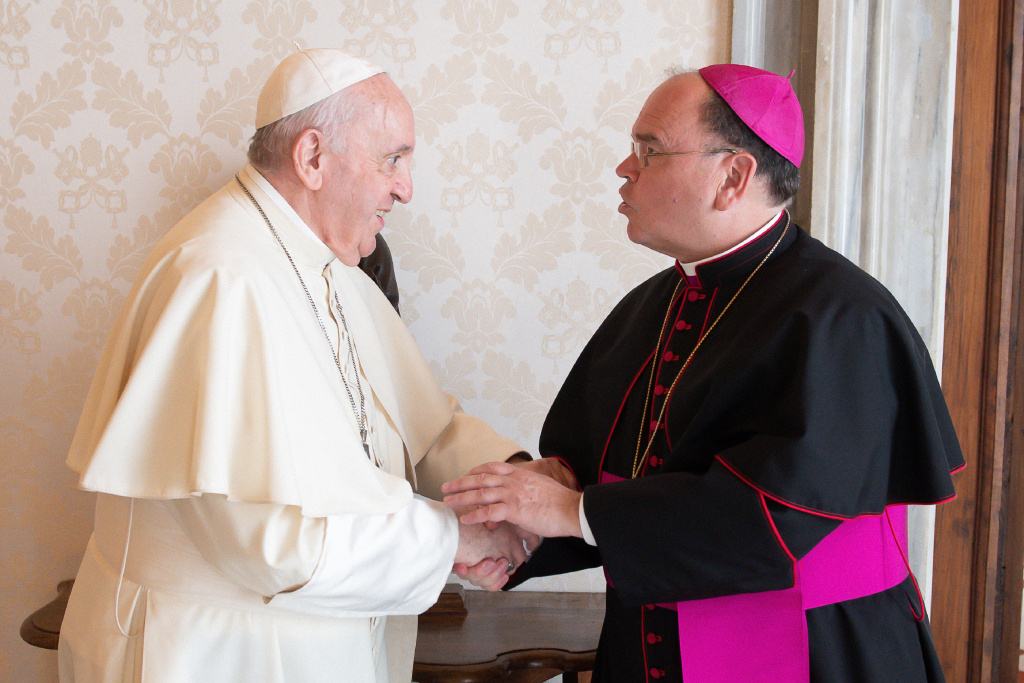 Papst Franziskus empfängt Bertram Meier, Bischof von Augsburg, am 6. September 2021 im Vatikan. (Foto: KNA)