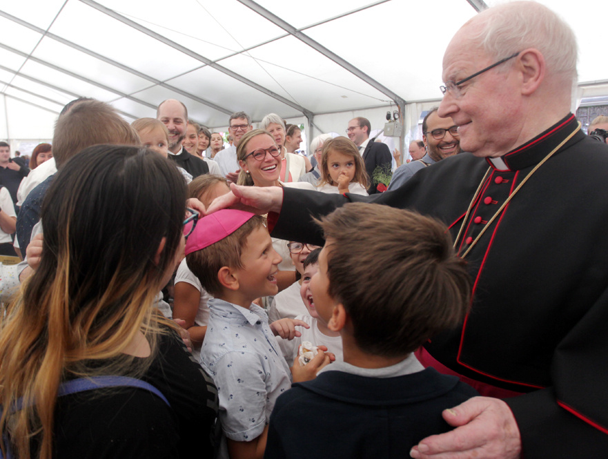 Bischof em. Konrad Zdarsa verabschiedet sich am 7. Juli 2019 von Kindern aus dem Bistum Augsburg. (Foto: Zoepf)