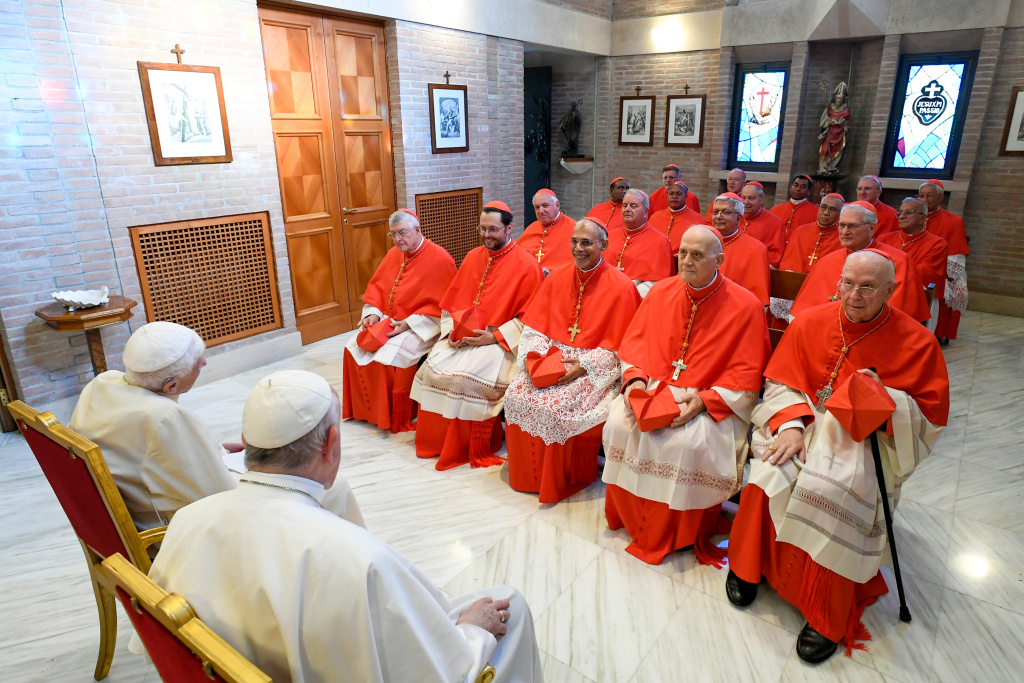 Die neu ernannten Kardinäle besuchen nach dem Konsistorium am 27. August 2022 mit Papst Franziskus den emeritierten Papst Benedikt XVI. im Vatikan. (Foto: KNA)