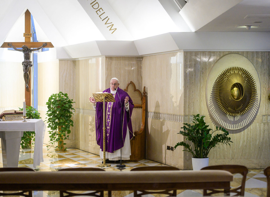 Papst Franziskus feiert wegen der Corona-Krise den Gottesdienst in der Kapelle Santa Marta im Vatikan ohne Gäste. Der Gottesdienst wird per Video-Livestream übertragen. (Foto: KNA)