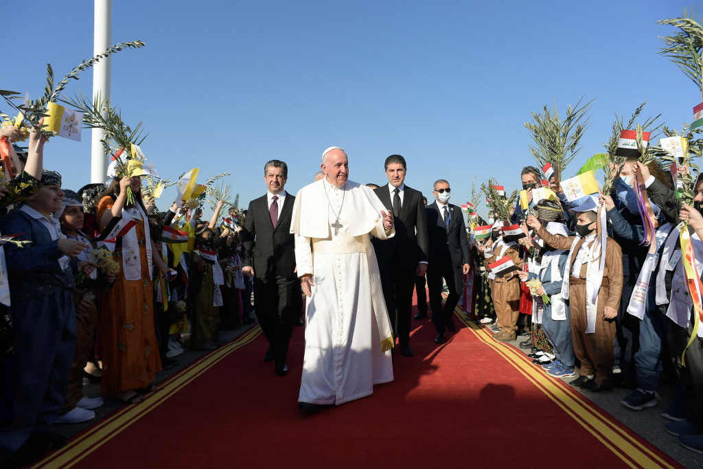 Papst Franziskus (m.) mit Masrur Barsani (l.), Premierminister der Autonomen Region Kurdistan, und Nechirvan Barsani (r.), Präsident der Autonomen Region Kurdistan, bei seiner Ankunft in Erbil am 7. März 2021. (Foto: KNA)