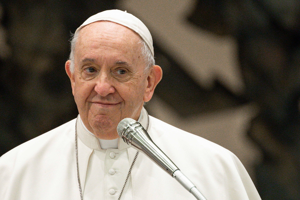 Papst Franziskus lächelt vor einem Mikrofon während der Generalaudienz am 15. Dezember 2021 im Vatikan. (Foto: KNA)