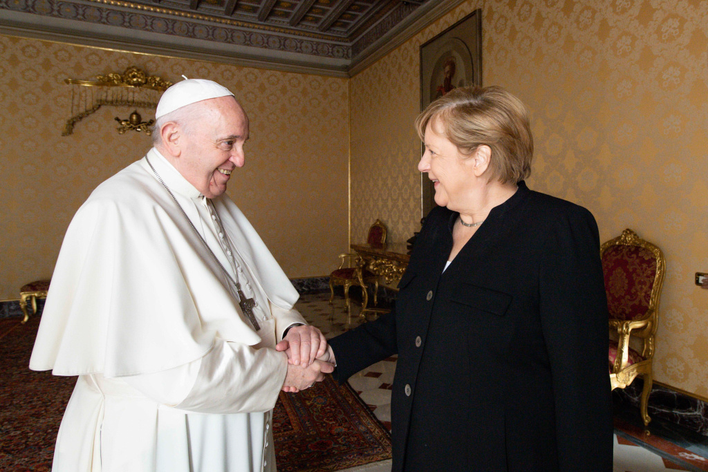 Papst Franziskus und die deutsche Bundeskanzlerin Angela Merkel am 7. Oktober 2021 im Vatikan. (Foto: KNA)