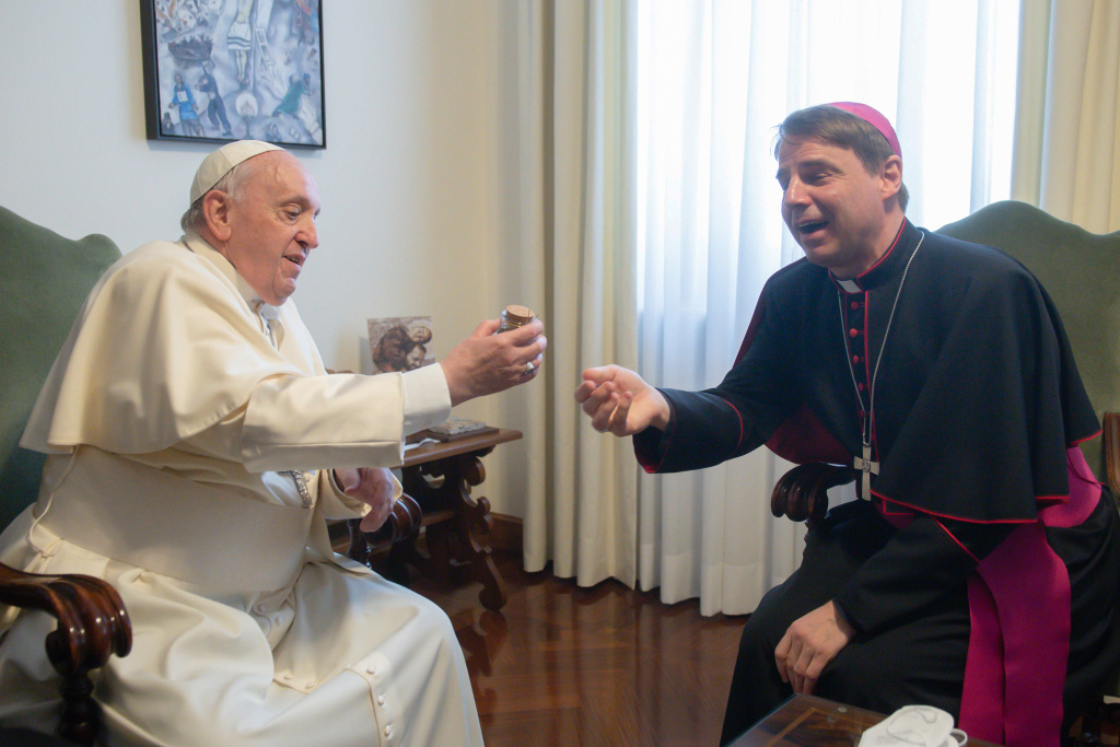 Papst Franziskus empfängt Stefan Oster, Bischof von Passau, am 2. Mai 2022 im Vatikan. (Foto: KNA)