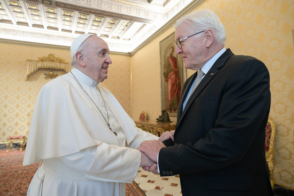 Papst Franziskus empfängt Bundespräsident Frank-Walter Steinmeier am 25. Oktober 2021 im Vatikan. (Foto: KNA)