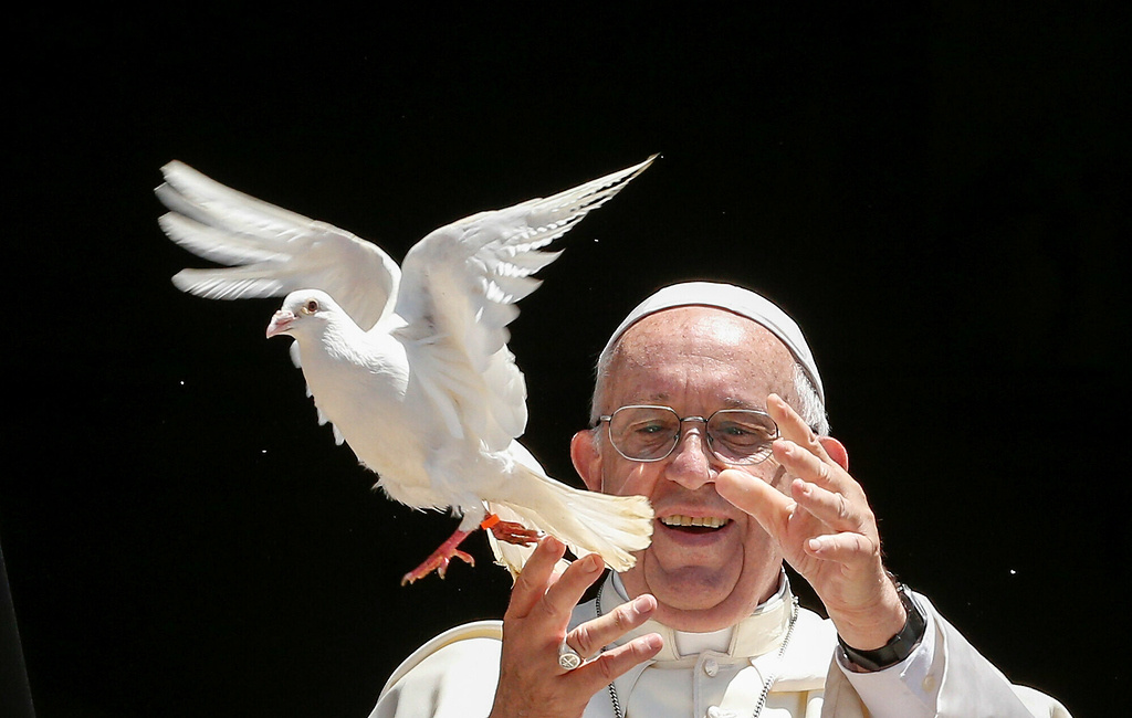 Papst Franziskus lässt eine Taube fliegen. (Foto: KNA)