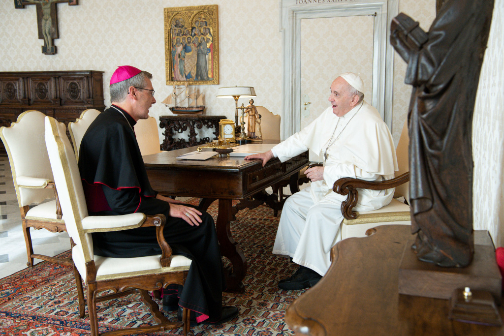 Heiner Wilmer, Bischof von Hildesheim, im Gespräch mit Papst Franziskus am 18. Oktober 2021 im Vatikan. (Foto: KNA)