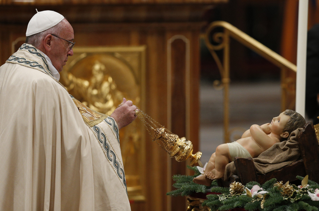 Papst Franziskus segnet das Jesuskind mit Weihrauch in der Krippe auf dem Petersplatz nach der Vesper zu Silvester im Petersdom am 31. Dezember 2015. (Foto: KNA)
