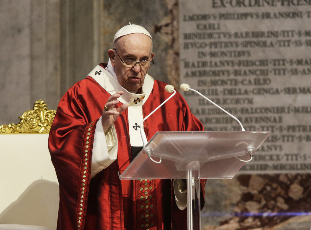 Papst Franziskus feiert den Gottesdienst zu Pfingsten am 31. Mai 2020 in der Kapelle des Allerheiligsten Sakraments im Petersdom im Vatikan. (Foto: KNA)