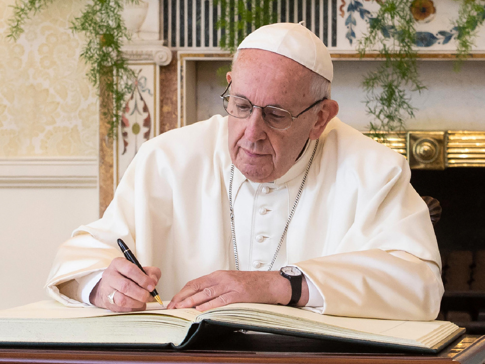 Papst Franziskus schreibt. (Archivfoto: KNA)