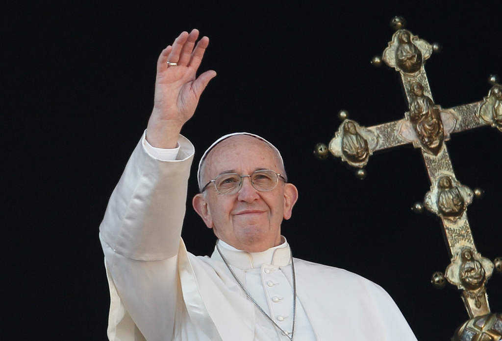 Papst Franziskus nach dem Segen "Urbi et orbi" an Weihnachten 2017 im Vatikan. (Foto: KNA)