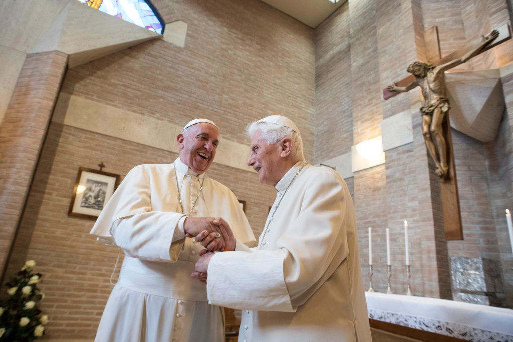 Papst Franziskus mit seinem Vorgänger, dem emeritierten Papst Benedikt XVI.. (Archivfoto: KNA)