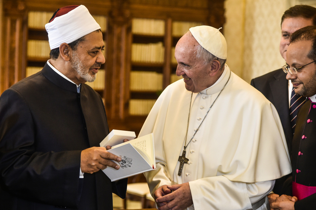 Papst Franziskus und Großimam Ahmed Mohammed al-Tayyeb im Mai 2016 im Vatikan. (Foto: KNA)