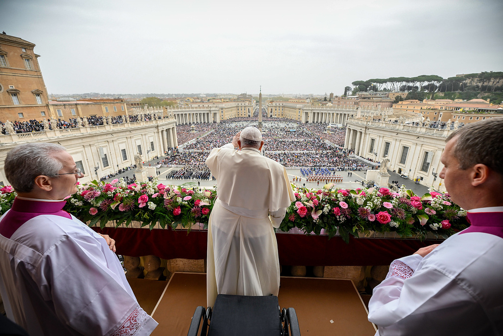 Papst Franziskus spendet den Segen "Urbi et orbi" vom Zentralbalkon des Petersdoms am 31. März 2024 im Vatikan. Tausende Menschen versammeln sich auf dem Petersplatz. (Foto: KNA)