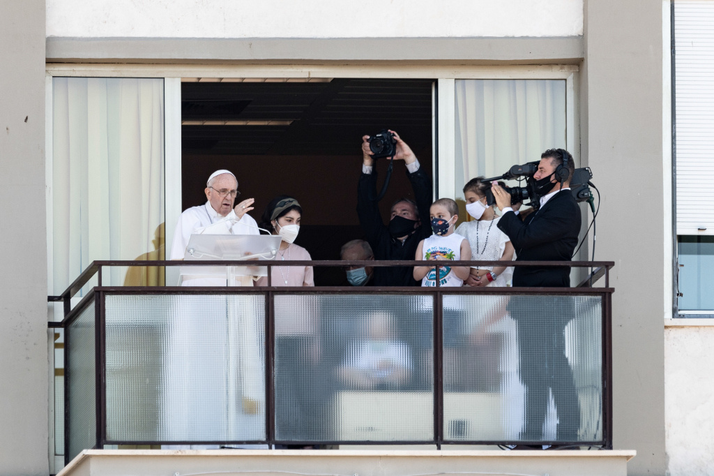 Angelus-Gebet mit Papst Franziskus auf dem Balkon der Gemelli-Klinik am 11. Juli 2021 in Rom. (Foto: KNA)