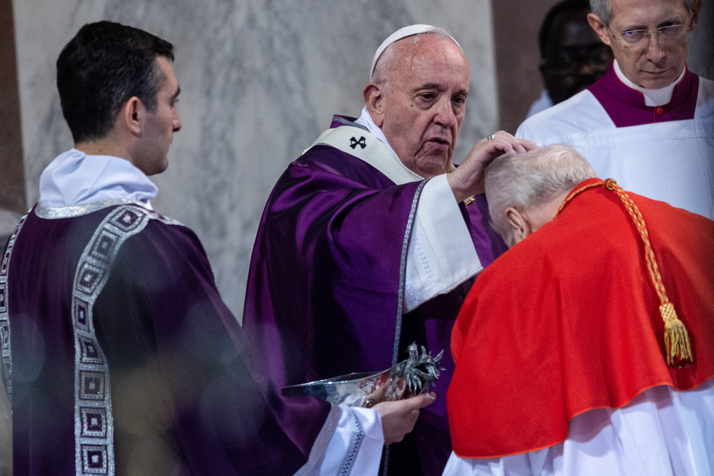 Papst Franziskus spendet einem Kardinal das Aschekreuz an Aschermittwoch am 26. Februar 2020 in Rom. (Foto: KNA)
