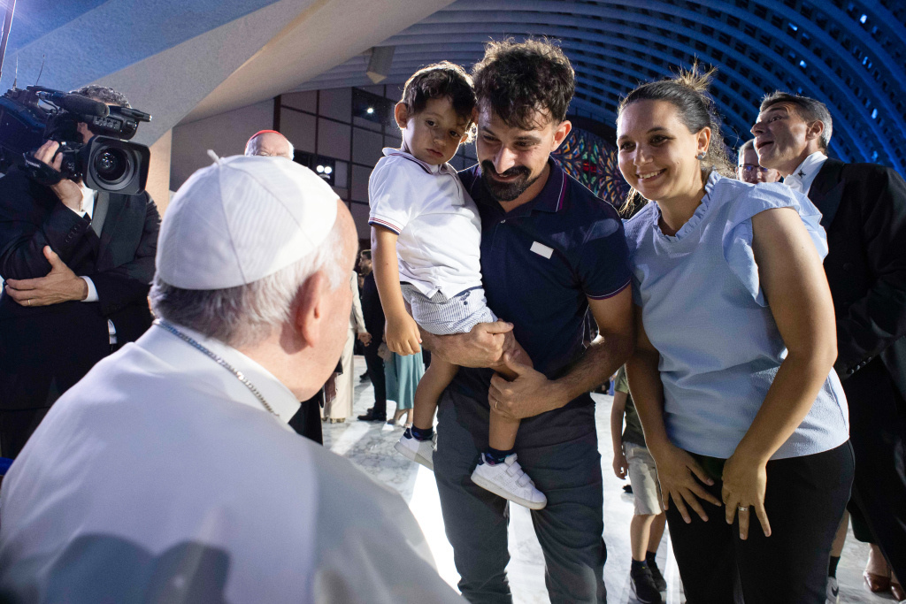 Papst Franziskus begrüßt eine Familie während der Eröffnung des zehnten katholischen Weltfamilientreffens am 22. Juni 2022 im Vatikan. (Foto: KNA)