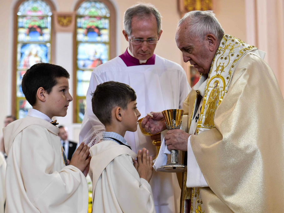 Papst Franziskus spendet am 6. Mai 2019 in der Herz-Jesu-Kirche in Rakowski (Bulgarien) einem Jungen die erste heilige Kommunion. (Foto: KNA)