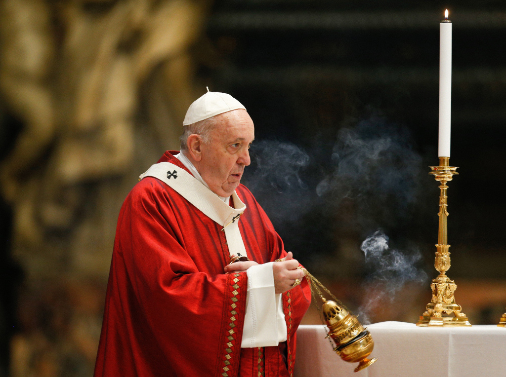 Papst Franziskus inzensiert den Altar während des Gottesdienstes zum Fest Peter und Paul am 29. Juni 2020 im Petersdom im Vatikan. (Foto: KNA)