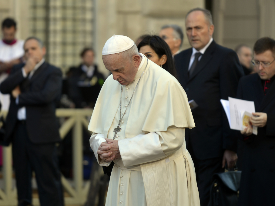 Papst Franziskus betet. (Foto: KNA)