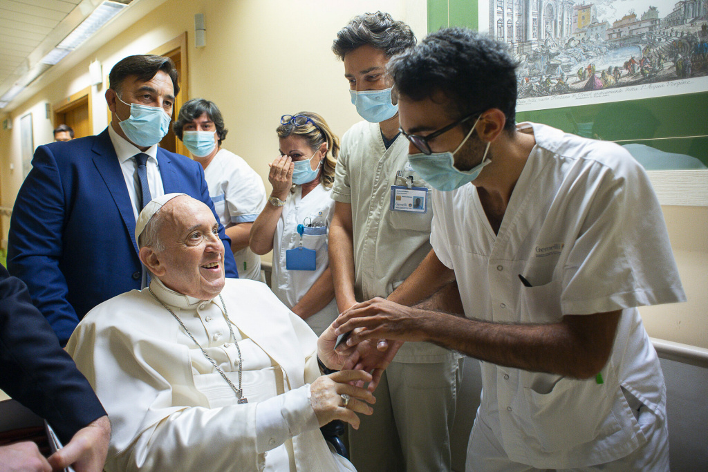 Papst Franziskus im Gespräch mit einem Krankenhausmitarbeiter in der Gemelli-Klinik am 11. Juli 2021 in Rom. (Foto: KNA)