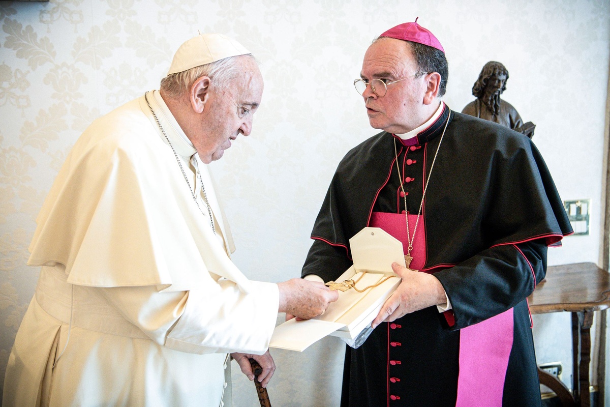 Papst Franziskus hat den Augsburger Bischof Bertram Meier am 1. Juli 2022 in Audienz empfangen. (Foto: Vatican Media)