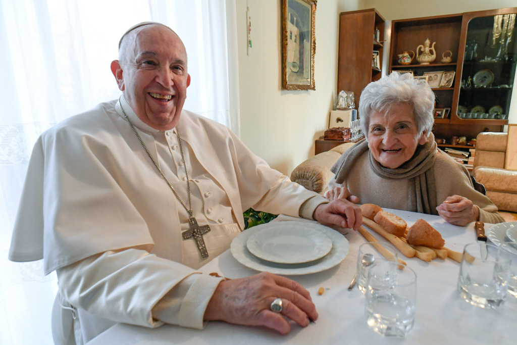 Papst Franziskus besucht seine Cousine Carla Rabezzana am 19. November 2022 in Asti (Italien). (Foto: KNA)