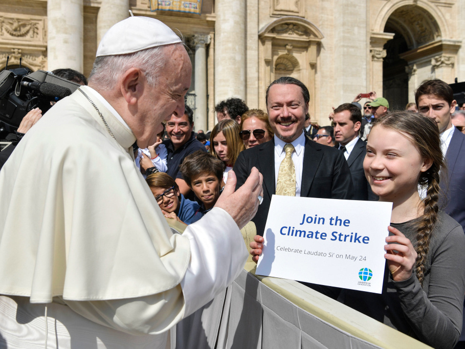 Die schwedische Klimaschutzaktivistin Greta Thunberg bei der Generalaudienz von Papst Franziskus auf dem Petersplatz am 17. April 2019. Sie zeigt dem Papst ihr Plakat mit der Aufschrift "Join the Climate Strike" (etwa: "Mach mit beim Klimastreik"). (Foto: KNA)