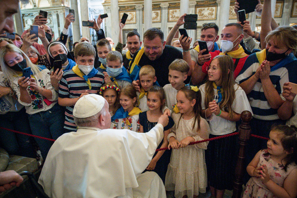 Papst Franziskus begrüßt Kinder bei einem Gebet um ein Ende der Kriege weltweit, in der Kirche Santa Maria Maggiore am 31. Mai 2022 in Rom. (Foto: KNA)