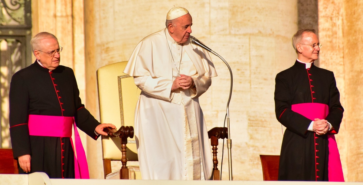 Papst Franziskus spricht bei einer Audienz auf dem Petersplatz. (Foto: gem)