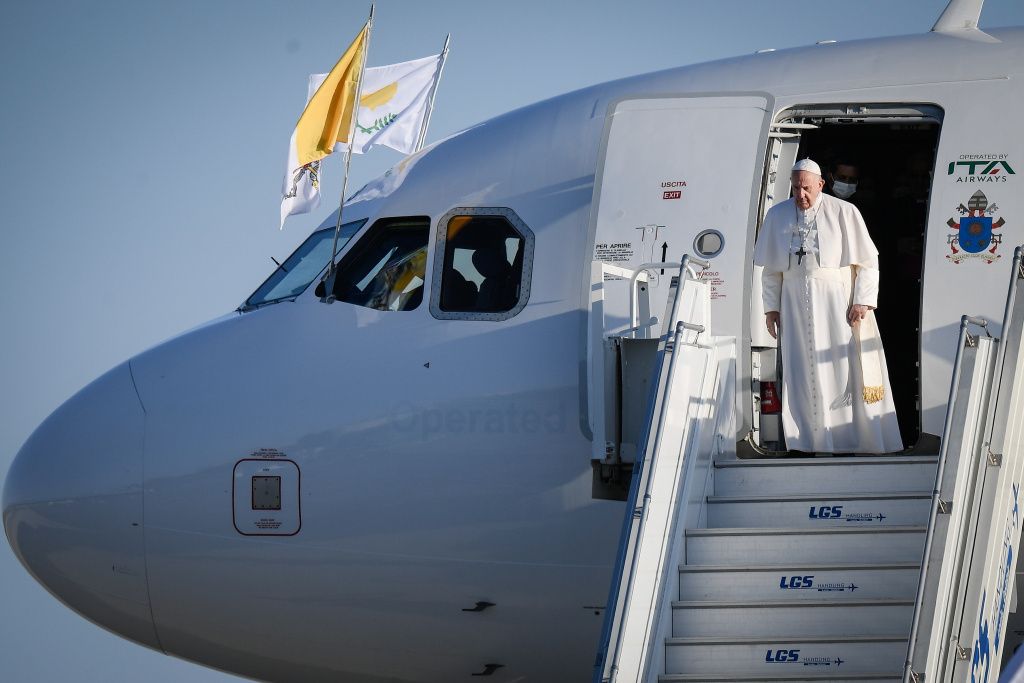 Papst Franziskus verlässt das Flugzeug bei seiner Ankunft auf Zypern am 2. Dezember 2021 auf dem Flughafen in Larnaka. (Foto: KNA)