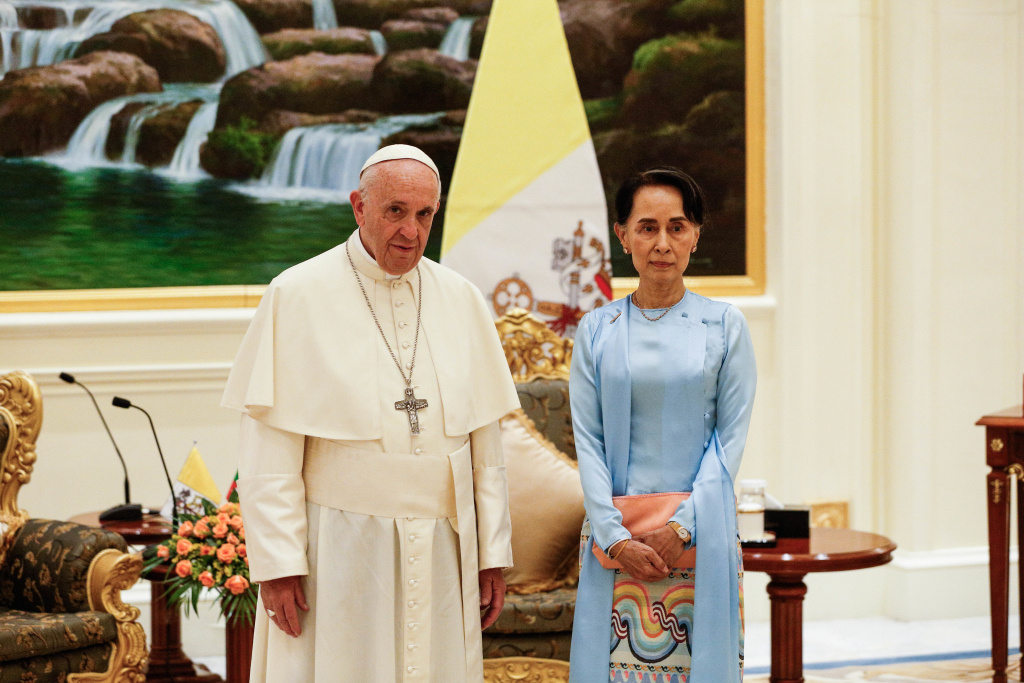 Papst Franziskus und die myanmarische Staatsrätin und Außenministerin Aung San Suu Kyi. Foto: KNA