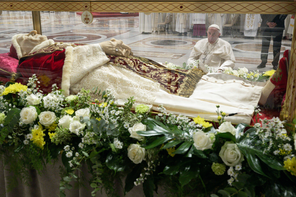 Gläserner Sarkophag mit dem Leichnam von Papst Johannes XXIII. während eines Festgottesdienstes in Erinnerung an die Eröffnung des Zweiten Vatikanischen Konzils, am 11. Oktober 2022 im Petersdom im Vatikan. Durch die Scheiben ist Papst Franziskus erkennbar. (Foto: KNA)