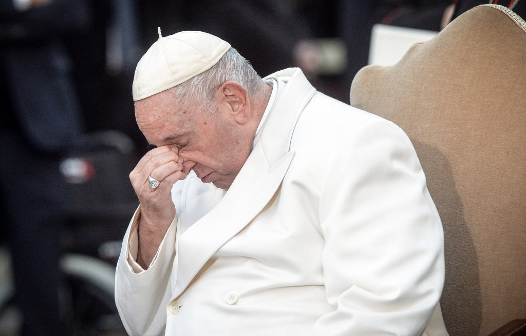 Papst Franziskus ringt bei einem Gebet für Frieden in der Ukraine am 8. Dezember 2022 vor der Mariensäule in Rom mit den Tränen. (Foto: KNA)