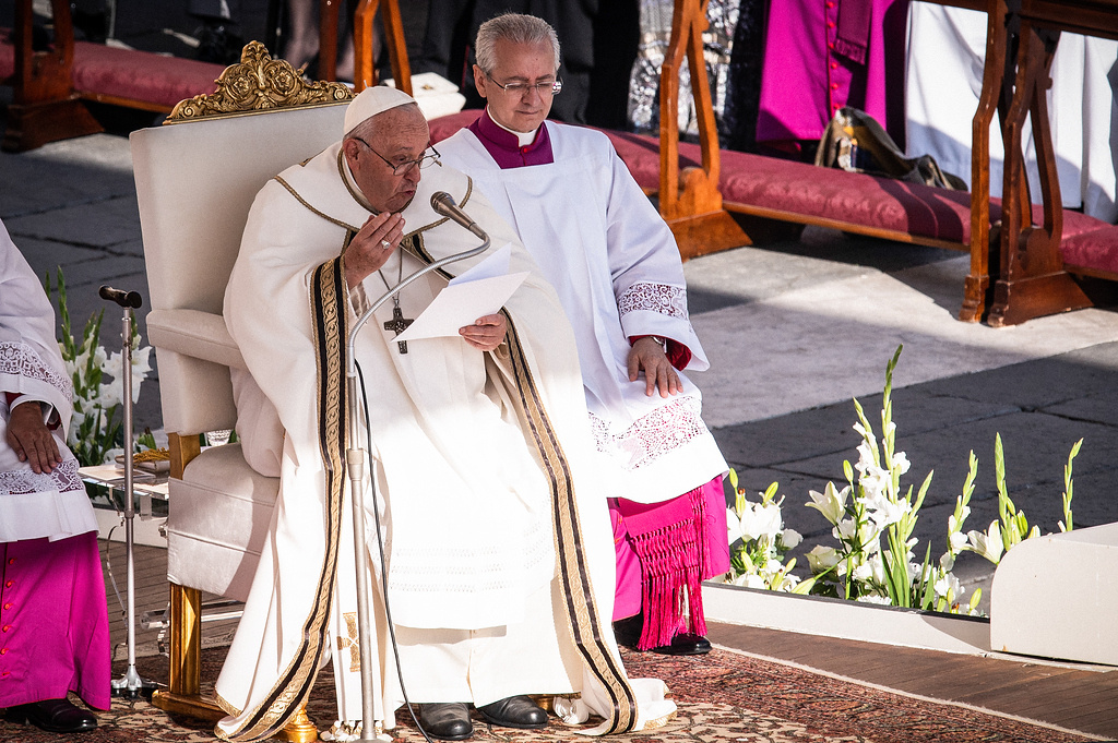 Papst Franziskus bei der Eröffnungsmesse zur Weltsynode auf dem Petersplatz im Vatikan am 4. Oktober 2023. (Foto: KNA)