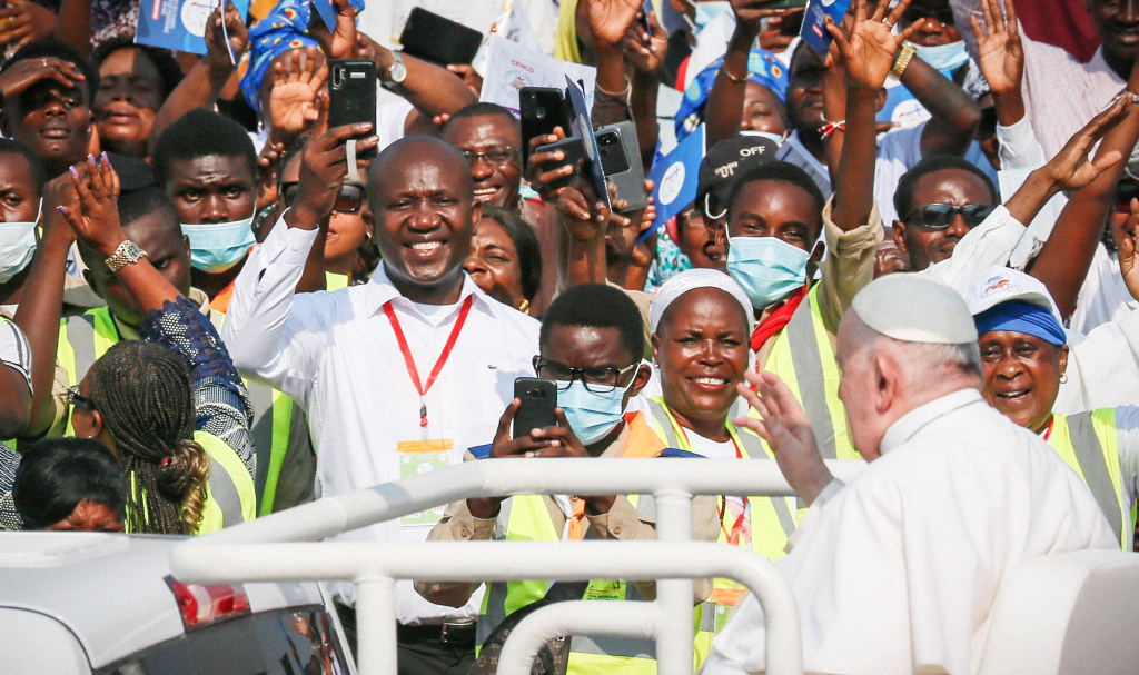 Papst Franziskus grüßt die Menschen aus dem Papamobil vor der Messe am 1. Februar 2023 auf dem Flughafen Ndolo in Kinshasa (Demokratische Republik Kongo). (Foto: KNA)
