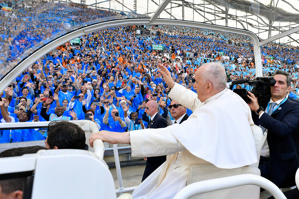 Papst Franziskus grüßt die Menge aus dem Papamobil bei seiner Ankunft zur Heiligen Messe im Fußballstadion "Stade Velodrome" in Marseille (Frankreich) am 23. September 2023. (Foto: KNA)