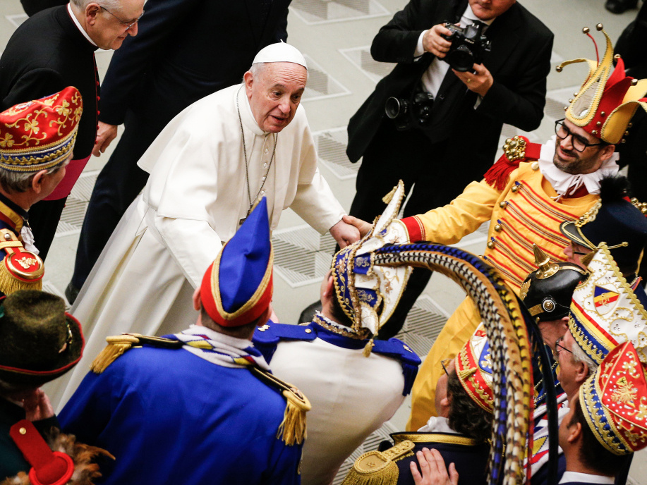 Papst Franziskus begrüßt Mitglieder des Aachener Karnevalsvereins mit ihrem Prinzen Martin I. (rechts) während der Generalaudienz am 29. Januar in der Audienzhalle im Vatikan. (Foto: KNA)