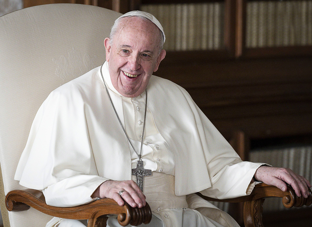 Papst Franziskus lacht während der wöchentlichen Videobotschaft aus dem Vatikan am 18. November 2020. (Foto: KNA)