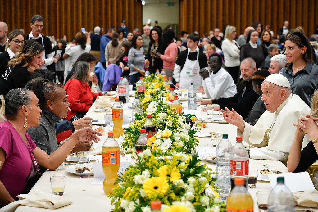 Mittagessen "Pranzo" zum Welttag der Armen mit Papst Franziskus für bedürftige Menschen am 19. November 2023 in der Audienzhalle im Vatikan. (Foto: KNA)