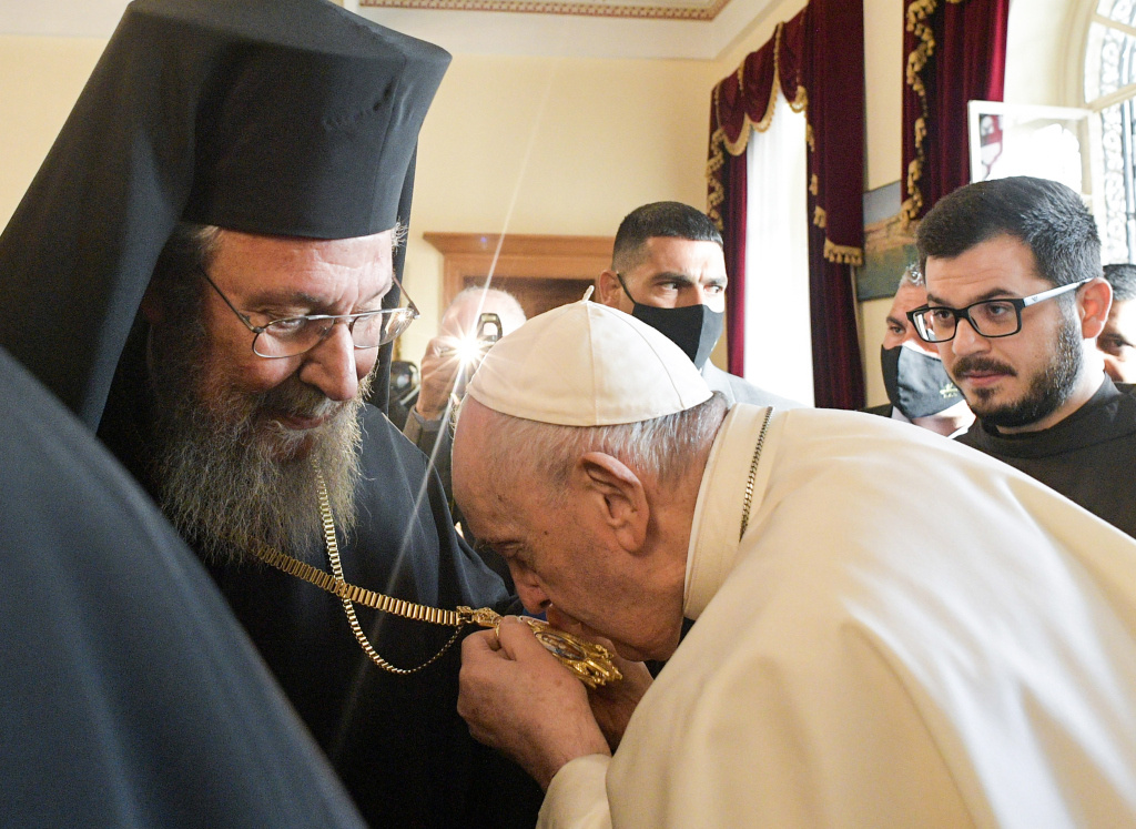 Papst Franziskus küsst das Brustkreuz von Chrysostomos II. Dimitriou, orthodoxer Erzbischof von Zypern, während eines Treffens am 3. Dezember 2021 in Nikosia (Zypern). (Foto: KNA)
