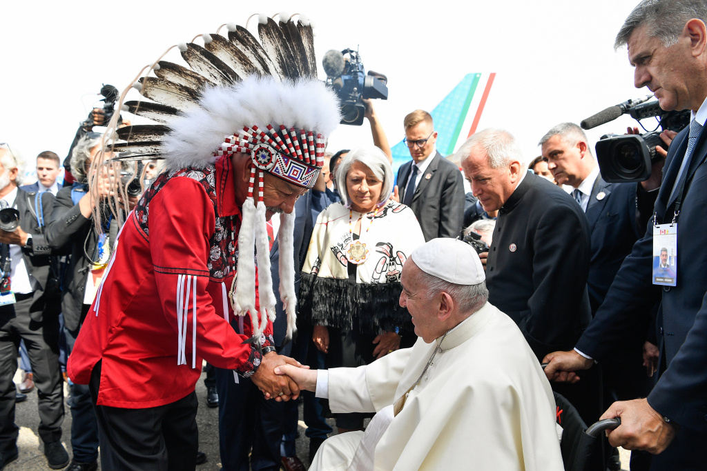 Papst Franziskus begrüßt einen indigenen Vertreter bei seiner Ankunft am Internationalen Flughafen Edmonton am 24. Juli 2022 in Edmonton (Kanada). (Foto: KNA)