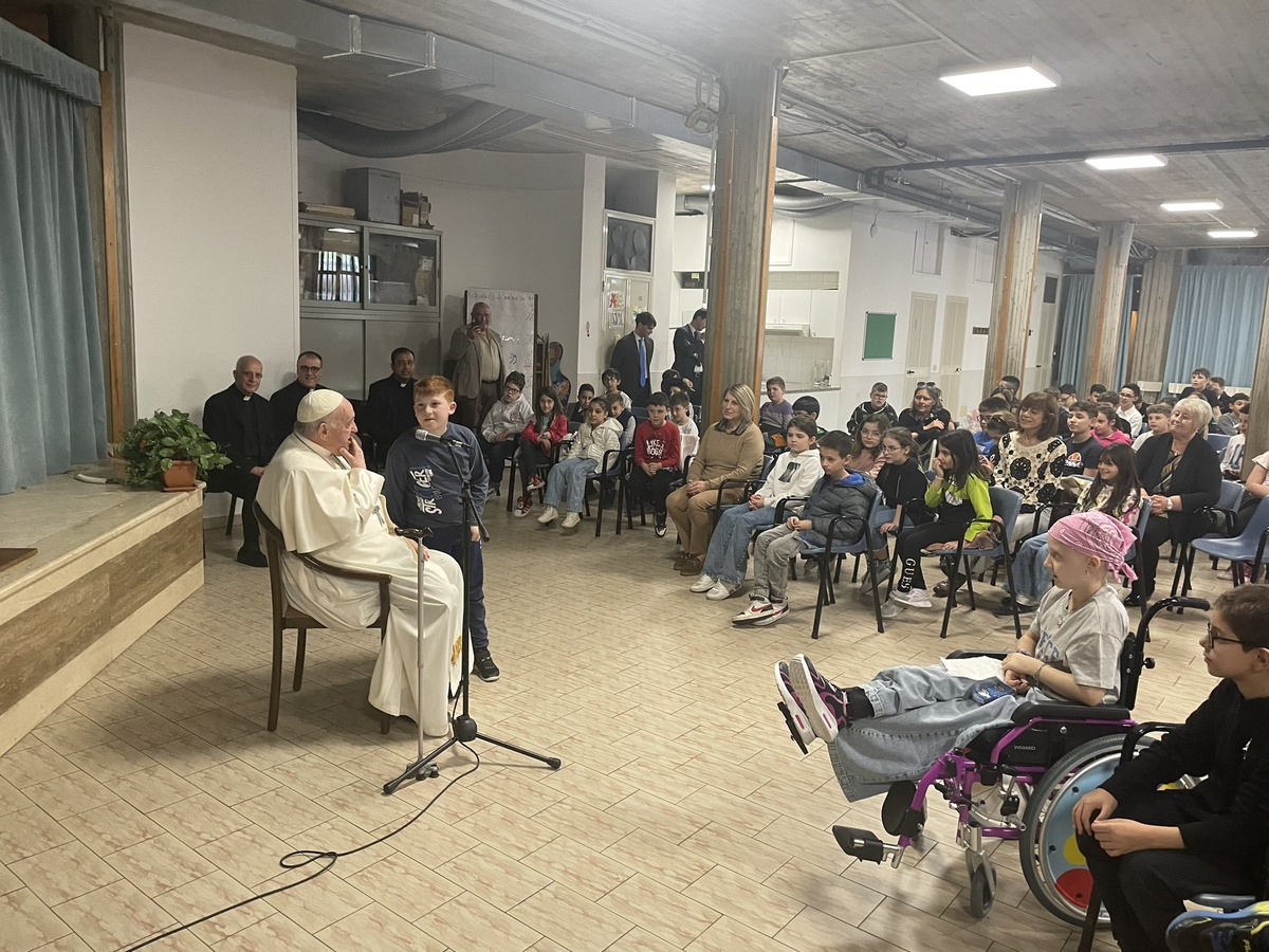 Papst Franziskus mit Kommunionkindern einer römischen Pfarrei. (Foto: X/twitter.com)