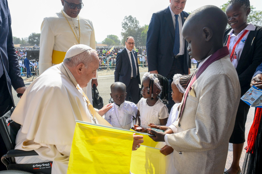 Kinder begrüßen Papst Franziskus bei seiner Ankunft zu einer Begegnung mit Bischöfen, Priestern, Ordensleuten und Seminaristen am 4. Februar 2023 in der Kathedrale Saint Therese in Juba (Südsudan). (Foto: KNA)
